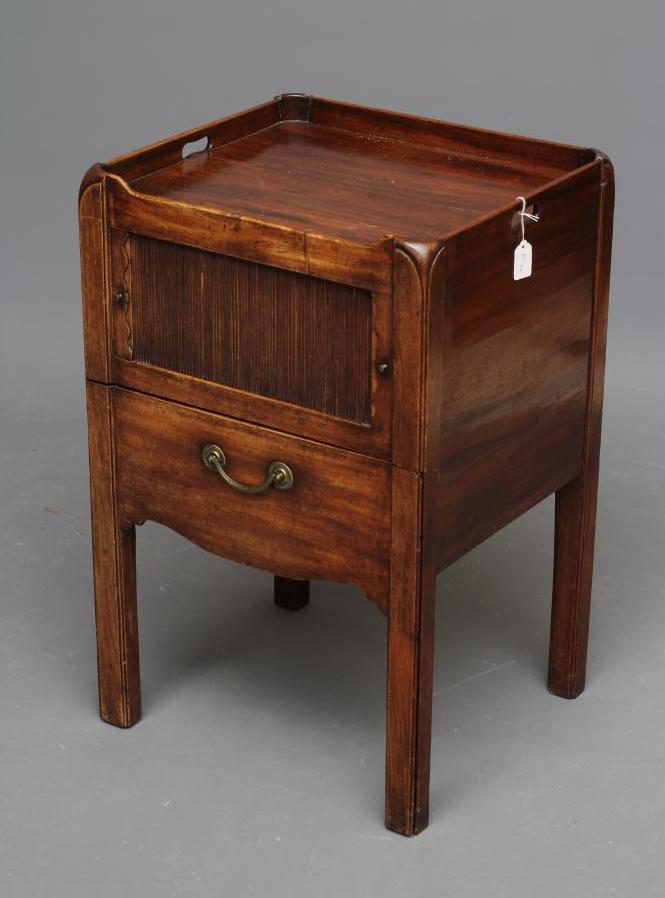 A GEORGIAN MAHOGANY NIGHT COMMODE Image