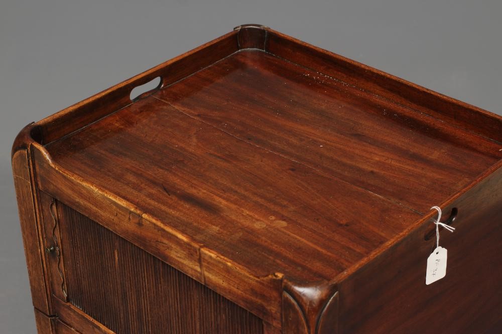 A GEORGIAN MAHOGANY NIGHT COMMODE Image