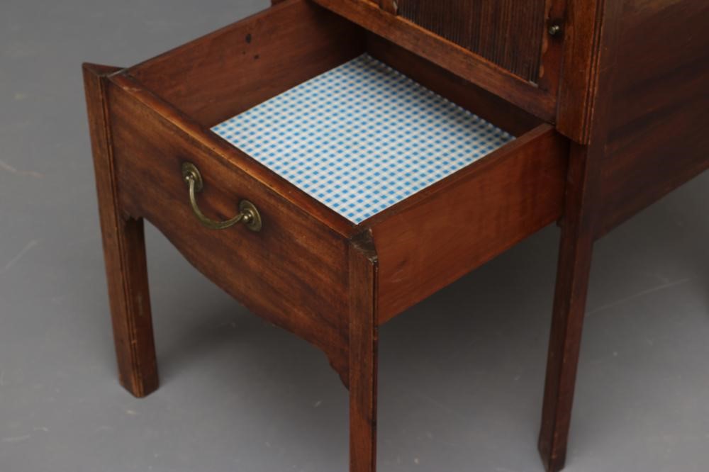 A GEORGIAN MAHOGANY NIGHT COMMODE Image