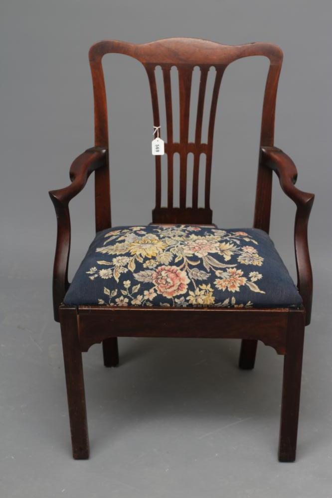 A GEORGIAN MAHOGANY ELBOW CHAIR Image