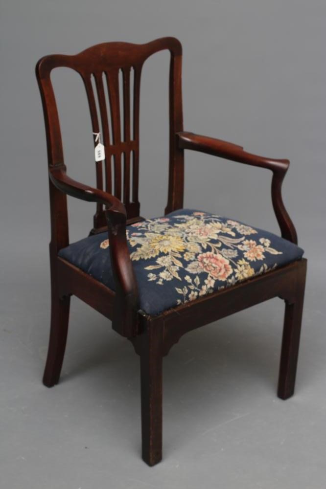A GEORGIAN MAHOGANY ELBOW CHAIR Image
