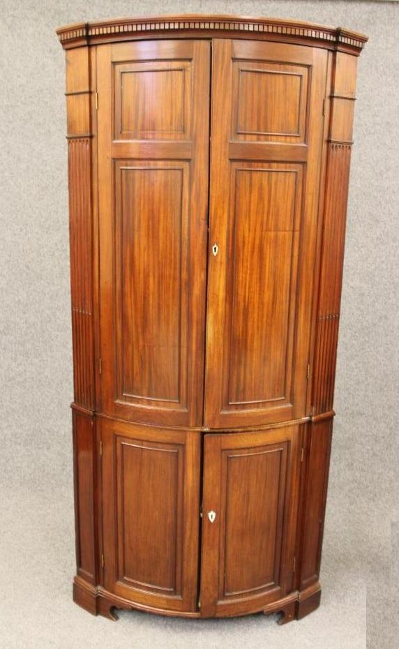 A GEORGIAN MAHOGANY BOWED STANDING CORNER CUPBOARD Image
