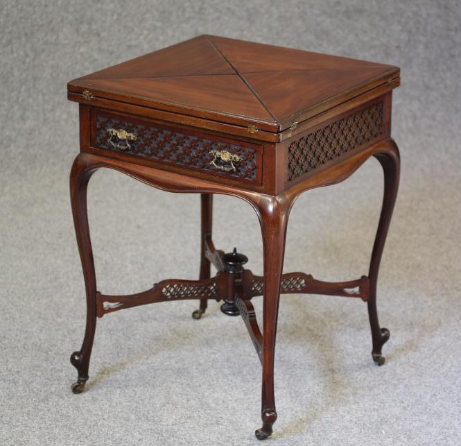 A VICTORIAN MAHOGANY ENVELOPE CARD TABLE Image