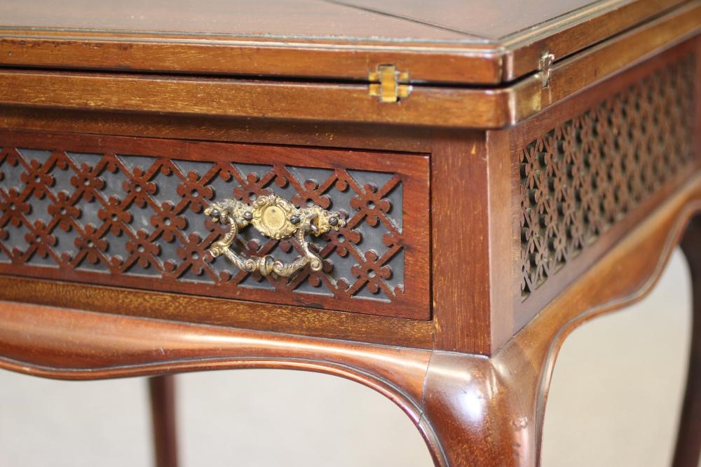 A VICTORIAN MAHOGANY ENVELOPE CARD TABLE Image