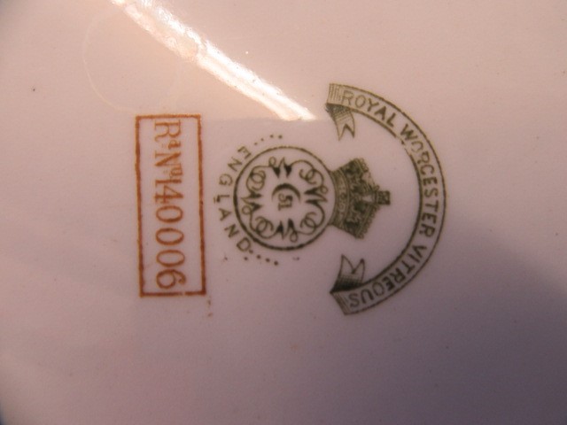 A SET OF TWELVE ROYAL WORCESTER VITREOUS CHINA PLATES Image