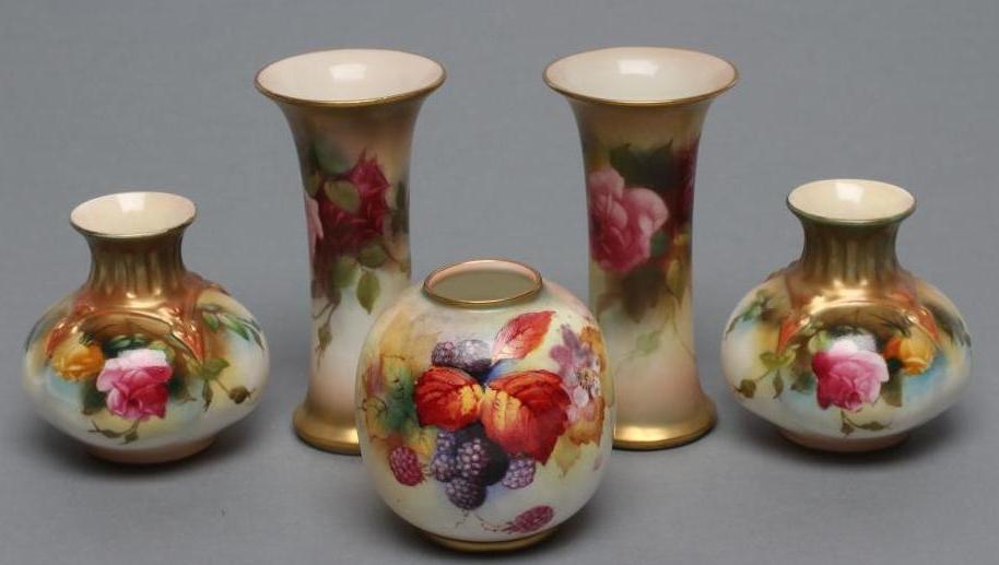 A ROYAL WORCESTER SMALL VASE Image