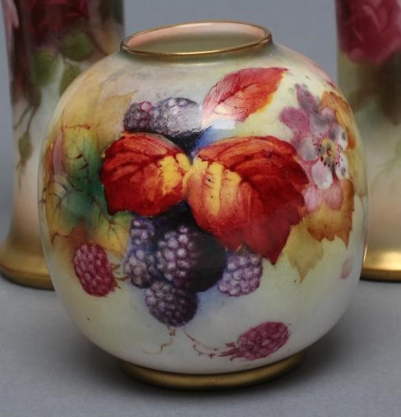 A ROYAL WORCESTER SMALL VASE Image