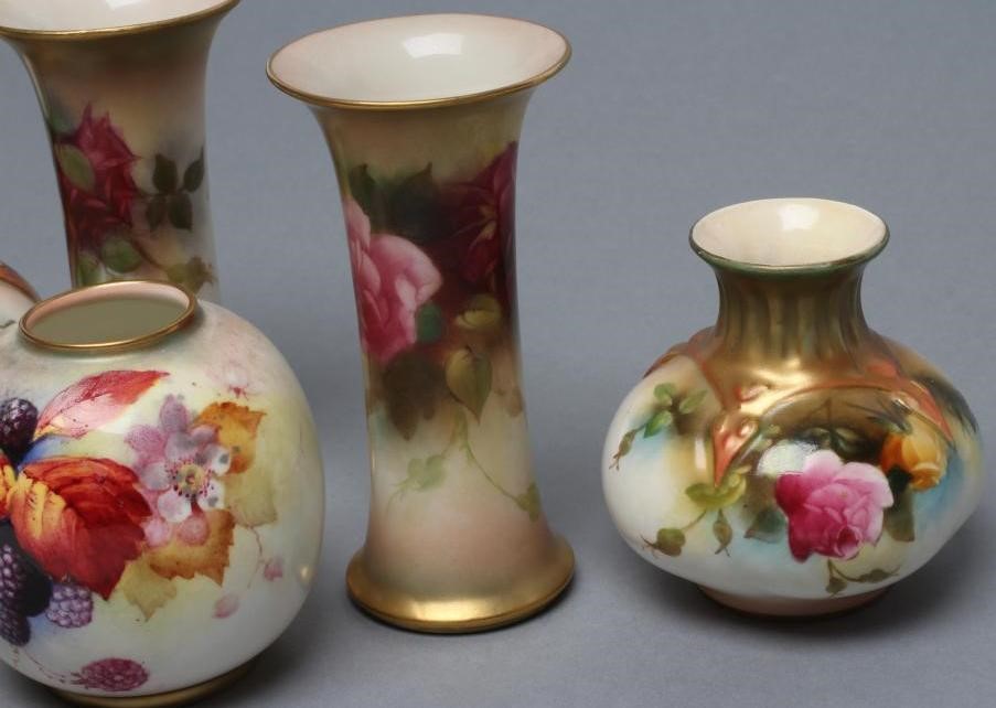 A ROYAL WORCESTER SMALL VASE Image