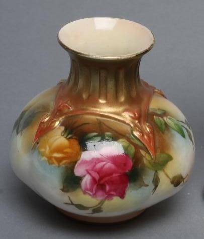 A ROYAL WORCESTER SMALL VASE Image