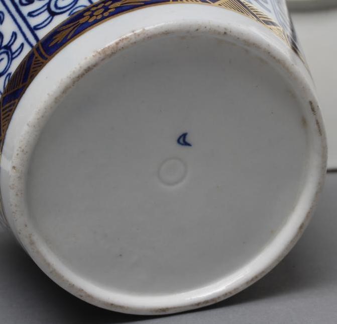 A ROYAL WORCESTER PLATE Image