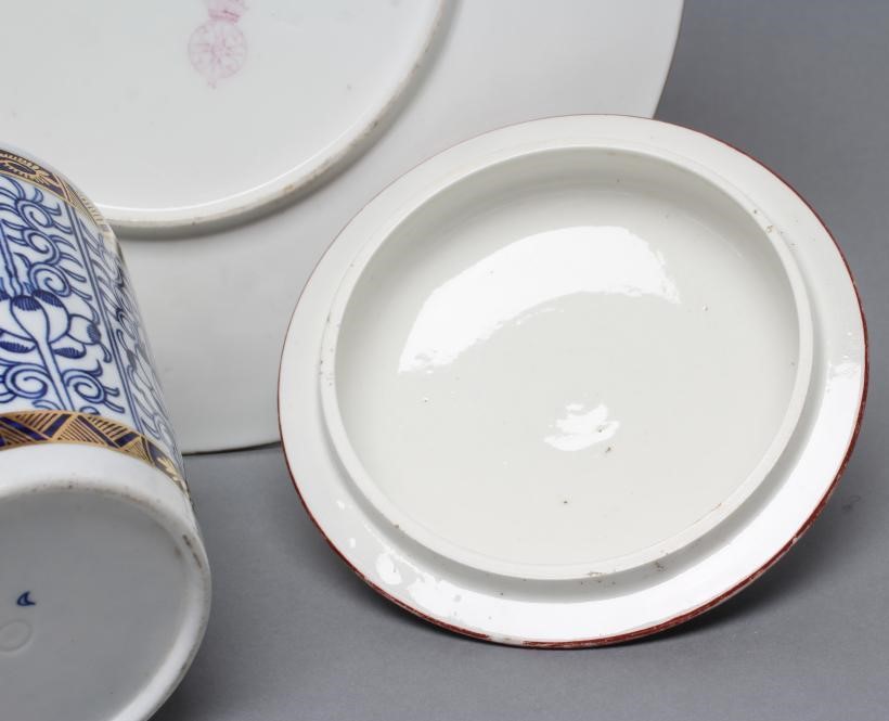 A ROYAL WORCESTER PLATE Image