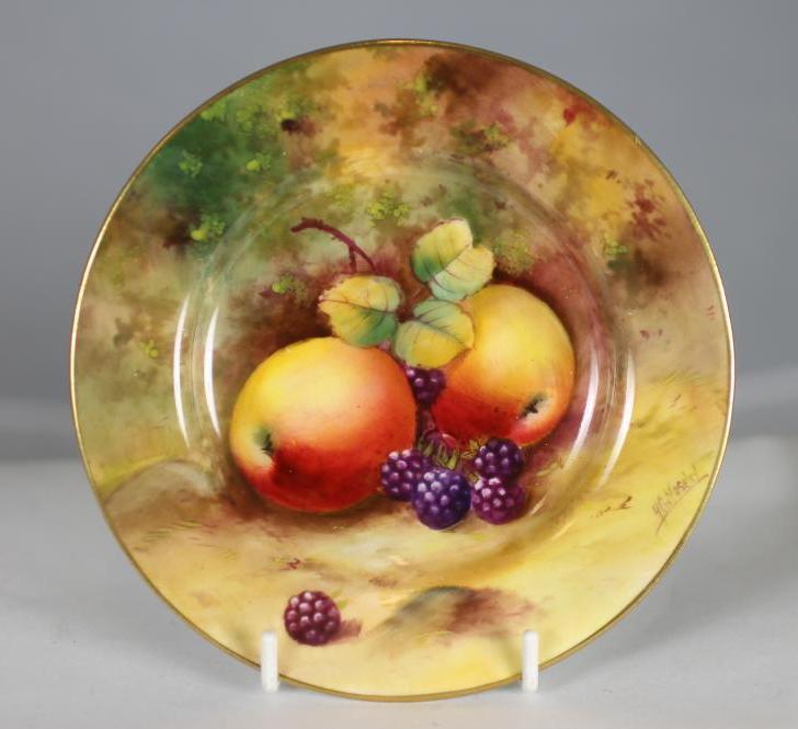 A ROYAL WORCESTER PORCELAIN TEA PLATE Image