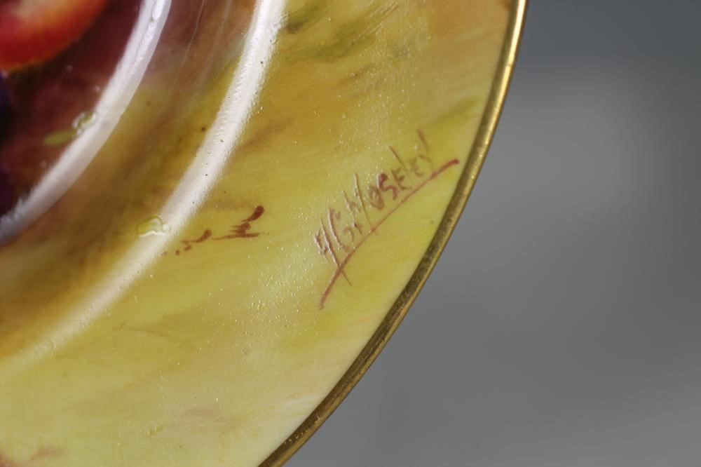 A ROYAL WORCESTER PORCELAIN TEA PLATE Image