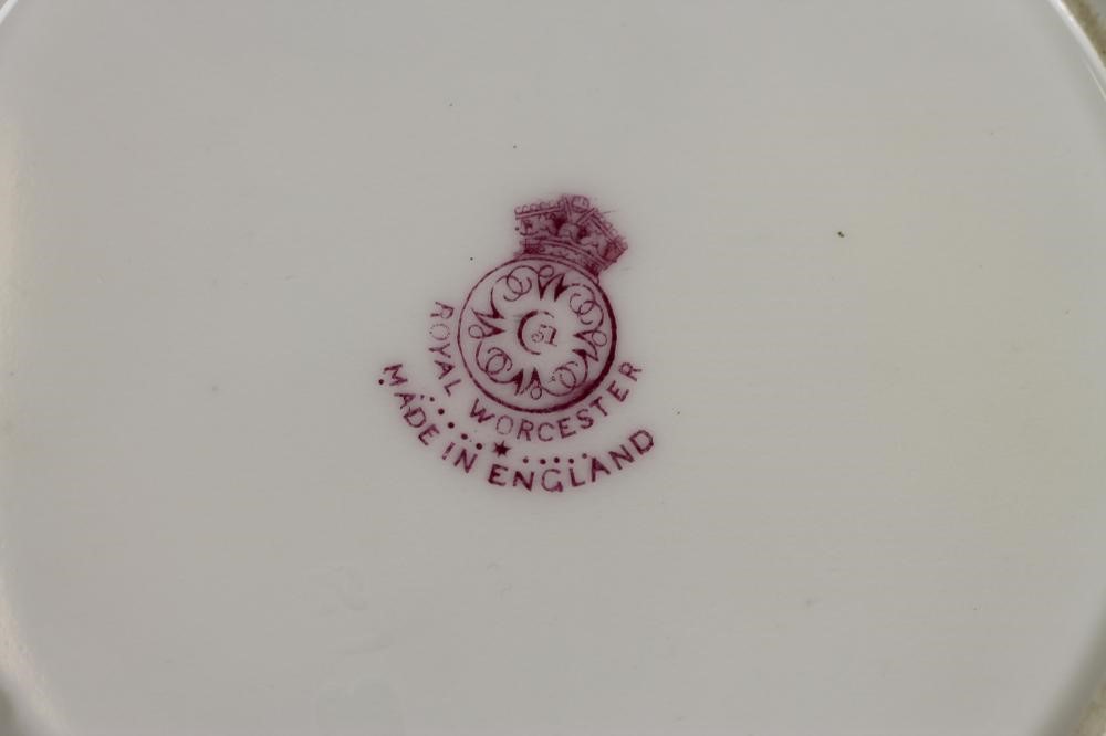 A ROYAL WORCESTER PORCELAIN TEA PLATE Image
