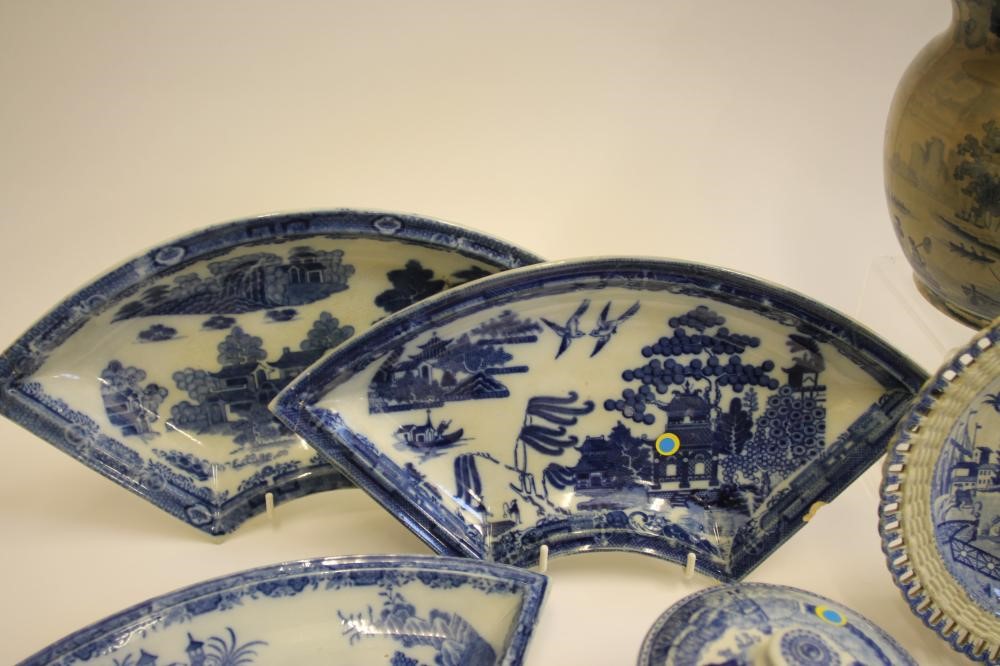 A QUANTITY OF BLUE AND WHITE PRINTED EARTHENWARE ITEMS including a "Piccolo Bent" dessert dish Image