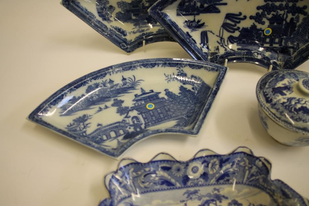 A QUANTITY OF BLUE AND WHITE PRINTED EARTHENWARE ITEMS including a "Piccolo Bent" dessert dish Image