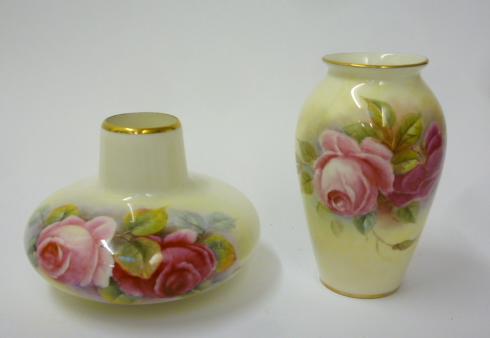 A ROYAL WORCESTER PORCELAIN VASE Image