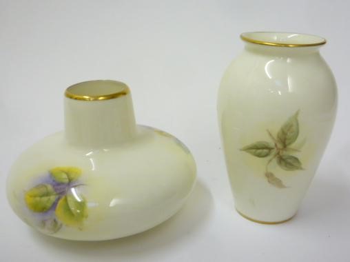 A ROYAL WORCESTER PORCELAIN VASE Image