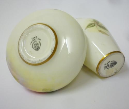 A ROYAL WORCESTER PORCELAIN VASE Image