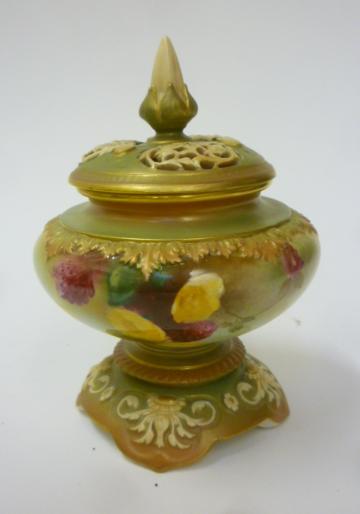 A ROYAL WORCESTER HADLEY PORCELAIN POT POURRI AND COVER Image