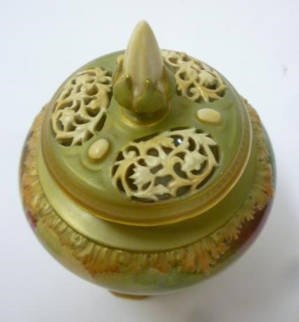 A ROYAL WORCESTER HADLEY PORCELAIN POT POURRI AND COVER Image