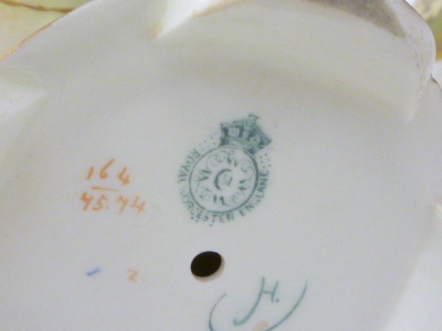 A ROYAL WORCESTER HADLEY PORCELAIN POT POURRI AND COVER Image