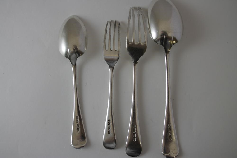 A SILVER COMPOSITE PART TABLE SERVICE Image