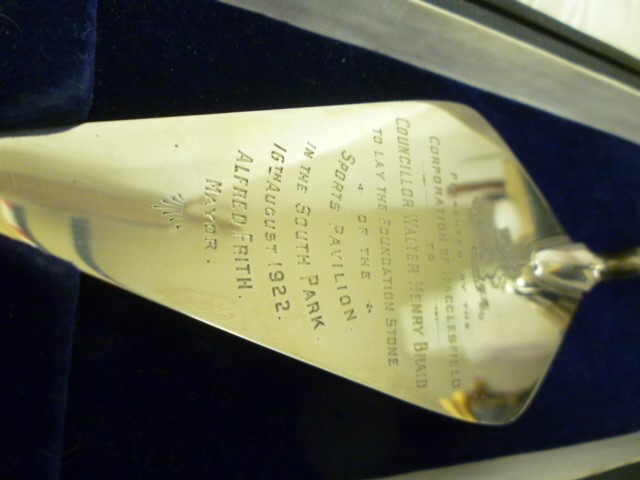 A SILVER PRESENTATION TROWEL Image