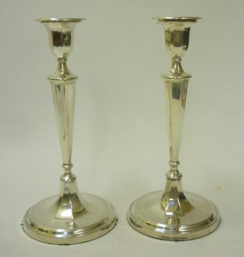 A PAIR OF EARLY GEORGE V SILVER CANDLESTICKS Image