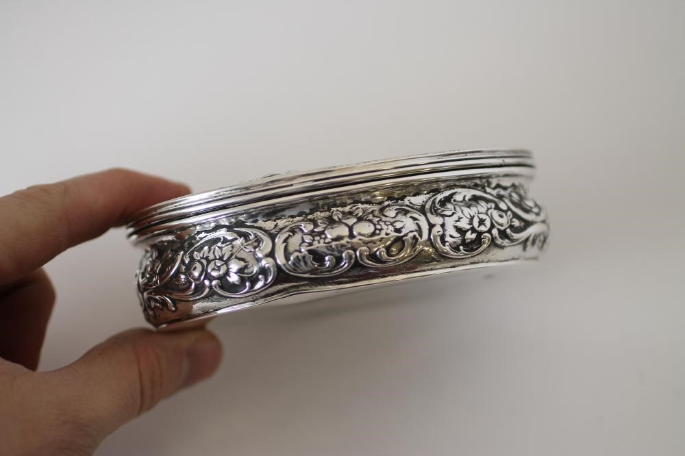 A CONTINENTAL SILVER TABLE SNUFF BOX Image
