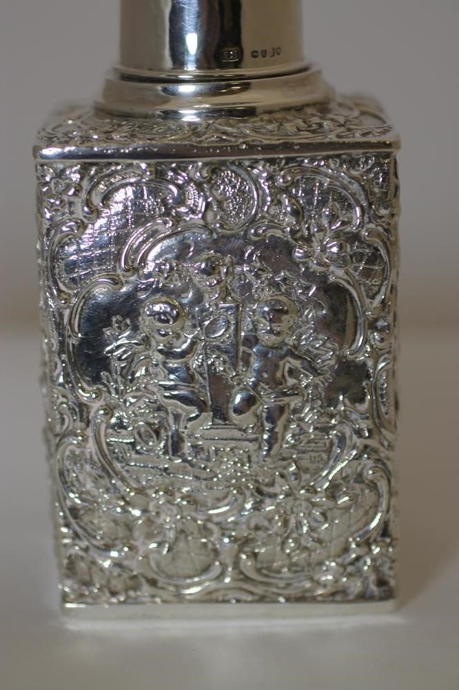 A LATE VICTORIAN SILVER TEA CANISTER Image