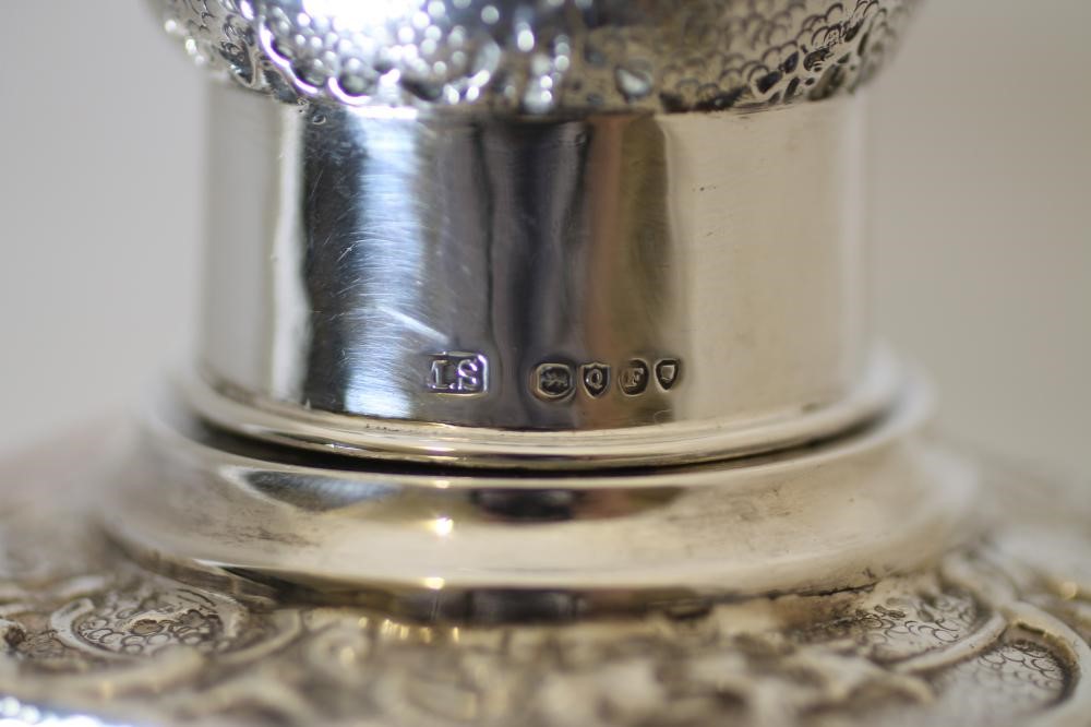 A LATE VICTORIAN SILVER TEA CANISTER Image