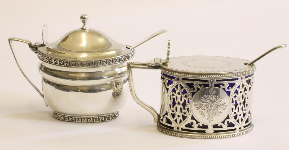 A GEORGE III SILVER MUSTARD POT Image