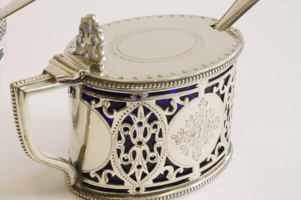 A GEORGE III SILVER MUSTARD POT Image