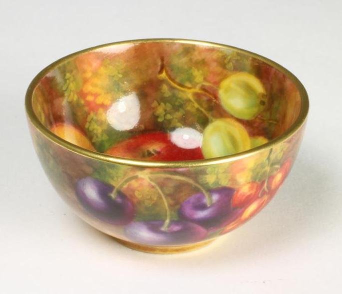 A ROYAL WORCESTER PORCELAIN SMALL BOWL Image