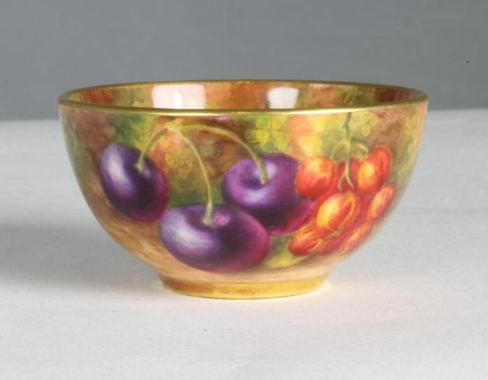 A ROYAL WORCESTER PORCELAIN SMALL BOWL Image
