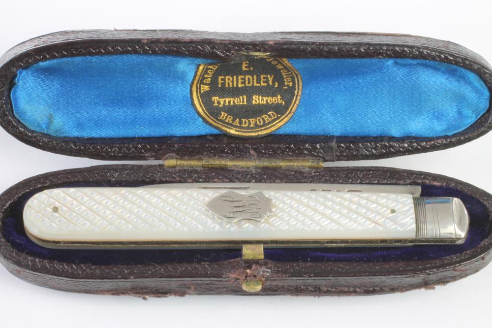 A VICTORIAN SILVER FOLDING FRUIT KNIFE Image