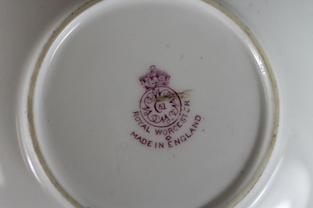 A ROYAL WORCESTER PORCELAIN SHALLOW BOWL Image