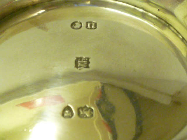 A VICTORIAN SILVER MUG Image