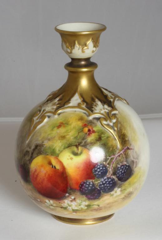 A ROYAL WORCESTER PORCELAIN VASE Image