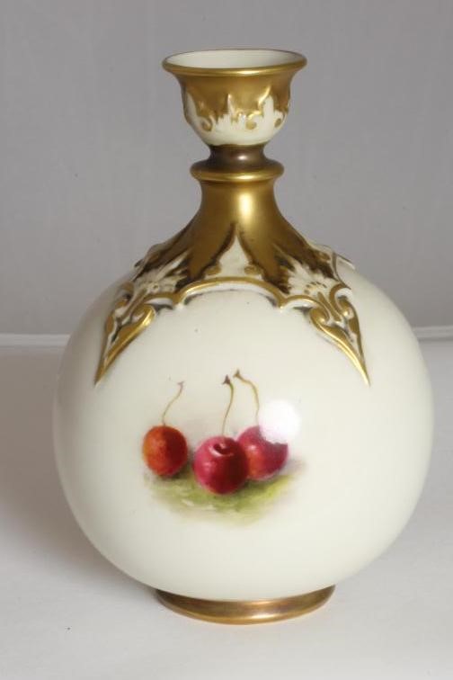 A ROYAL WORCESTER PORCELAIN VASE Image