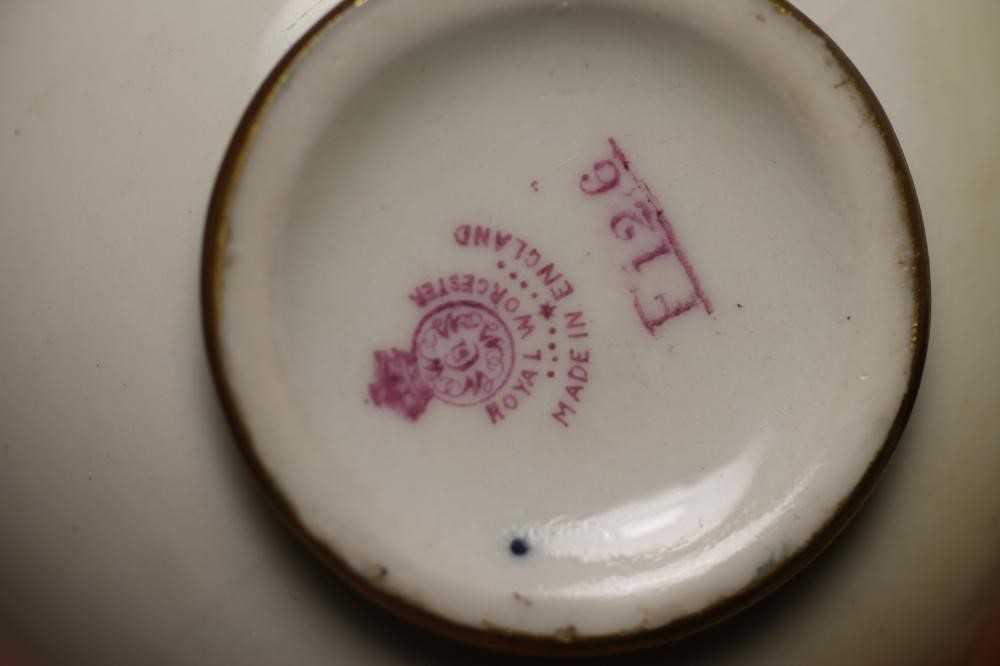 A ROYAL WORCESTER PORCELAIN VASE Image