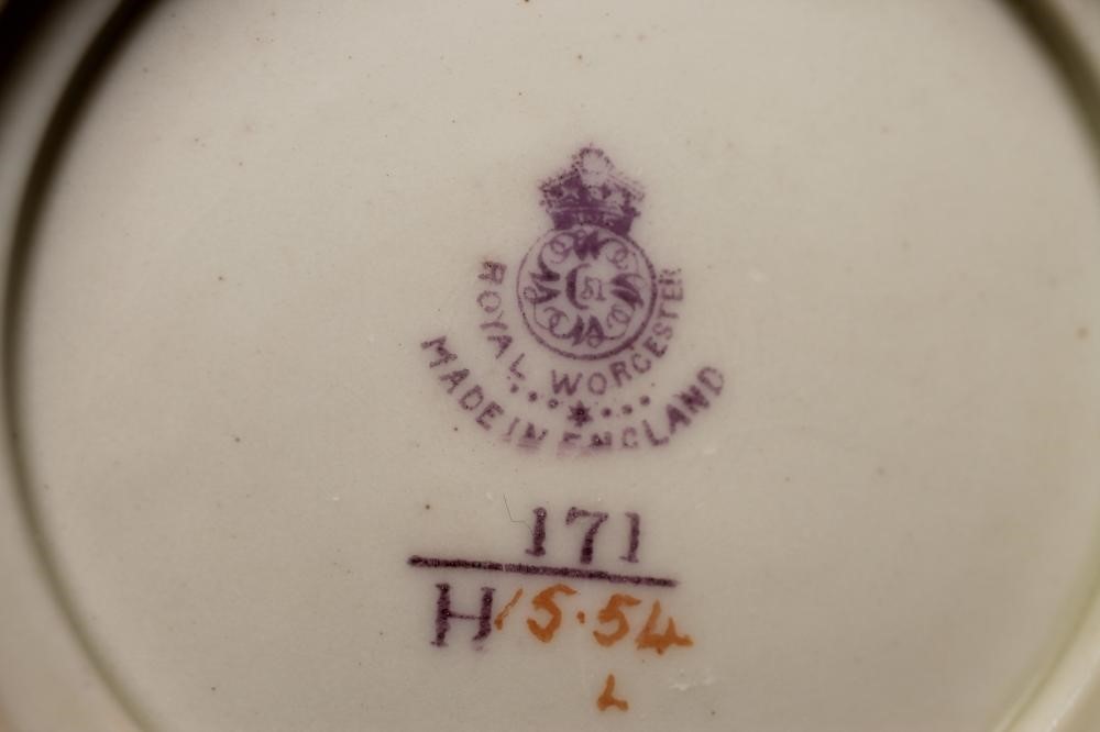 A ROYAL WORCESTER PORCELAIN POT POURRI VASE AND COVER Image