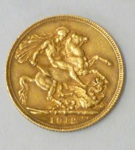 A GEORGE V GOLD SOVEREIGN Image