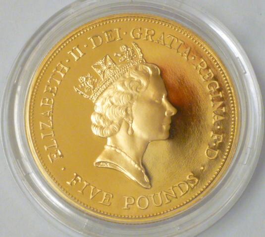 AN ELIZABETH II GOLD PROOF £5 Image