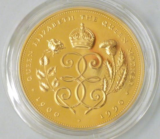 AN ELIZABETH II GOLD PROOF £5 Image