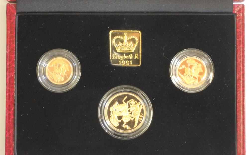 AN ELIZABETH II GOLD PROOF SOVEREIGN THREE COIN SET Image