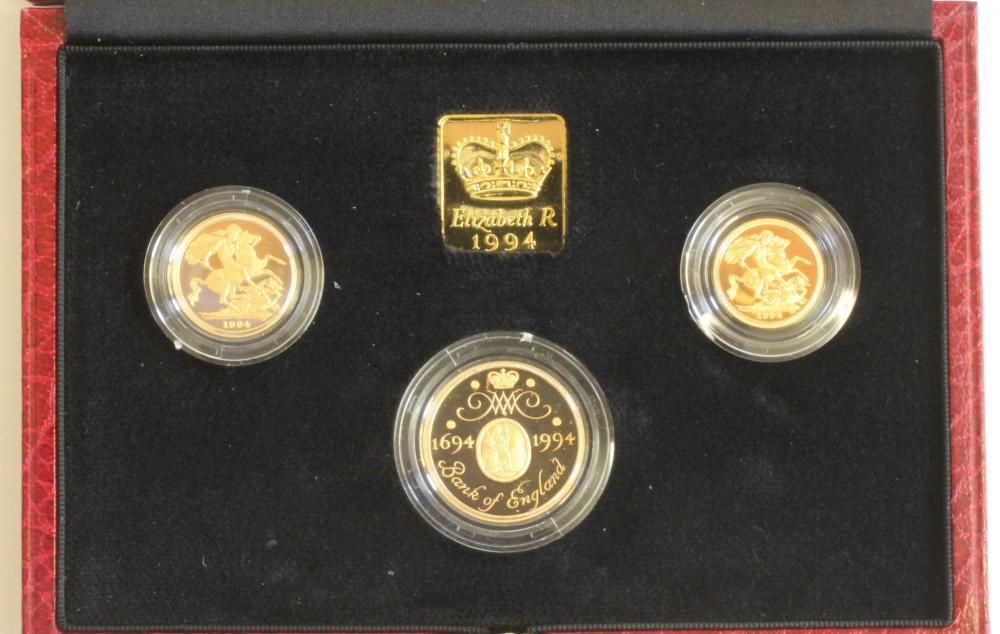 AN ELIZABETH II GOLD PROOF SOVEREIGN THREE COIN SET Image