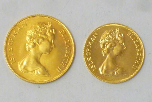 AN ELIZABETH II ISLE OF MAN GOLD SOVEREIGN and half sovereign Image