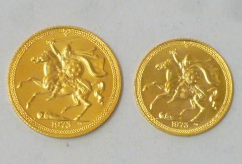 AN ELIZABETH II ISLE OF MAN GOLD SOVEREIGN and half sovereign Image